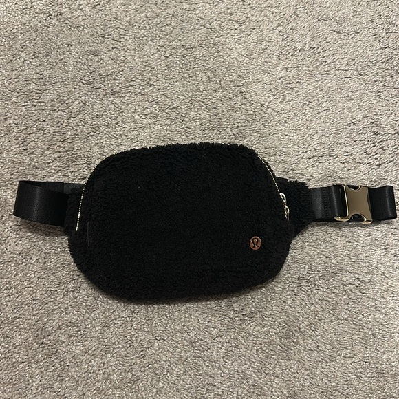 Lululemon Everywhere Belt Large Bag 2L Fleece Black/Gold - Picture 2 of 8